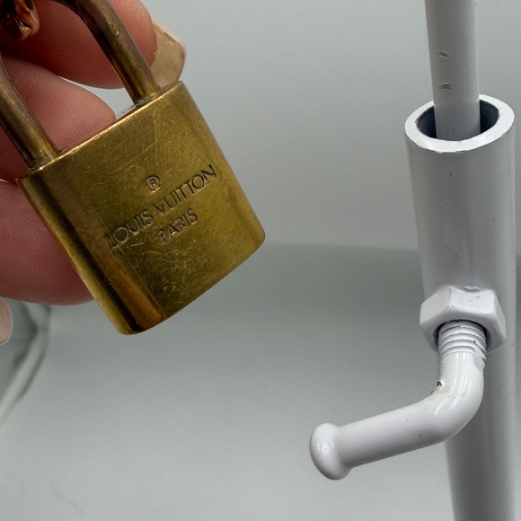 Low start Louis Vuitton 309 Gold Padlock with Keyring - Picture 3 of 4